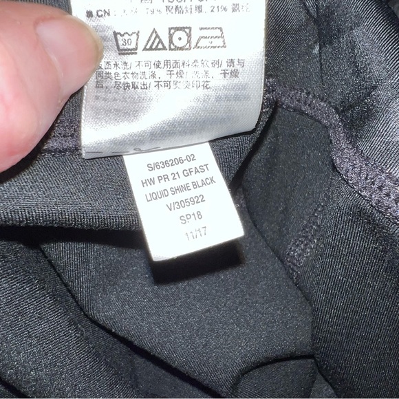 Small Gapfit GFast High Rise Compression Capri Black Liquid Shine VGUC - Picture 8 of 9